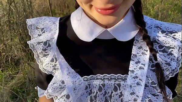 Трахает в лесу молодую студентку и дает ей в рот небольшой член