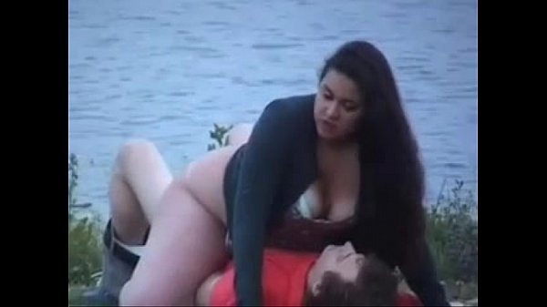 Мужик на пляже подглядывает за сексом с толстой телкой