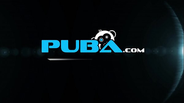 Блонда мастурбирует небритую пизду пальцами