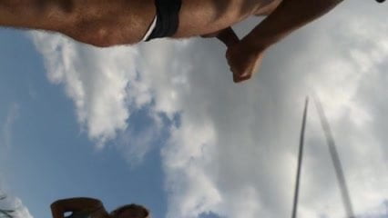 Мужик дрочит член на двух женщин на пляже 