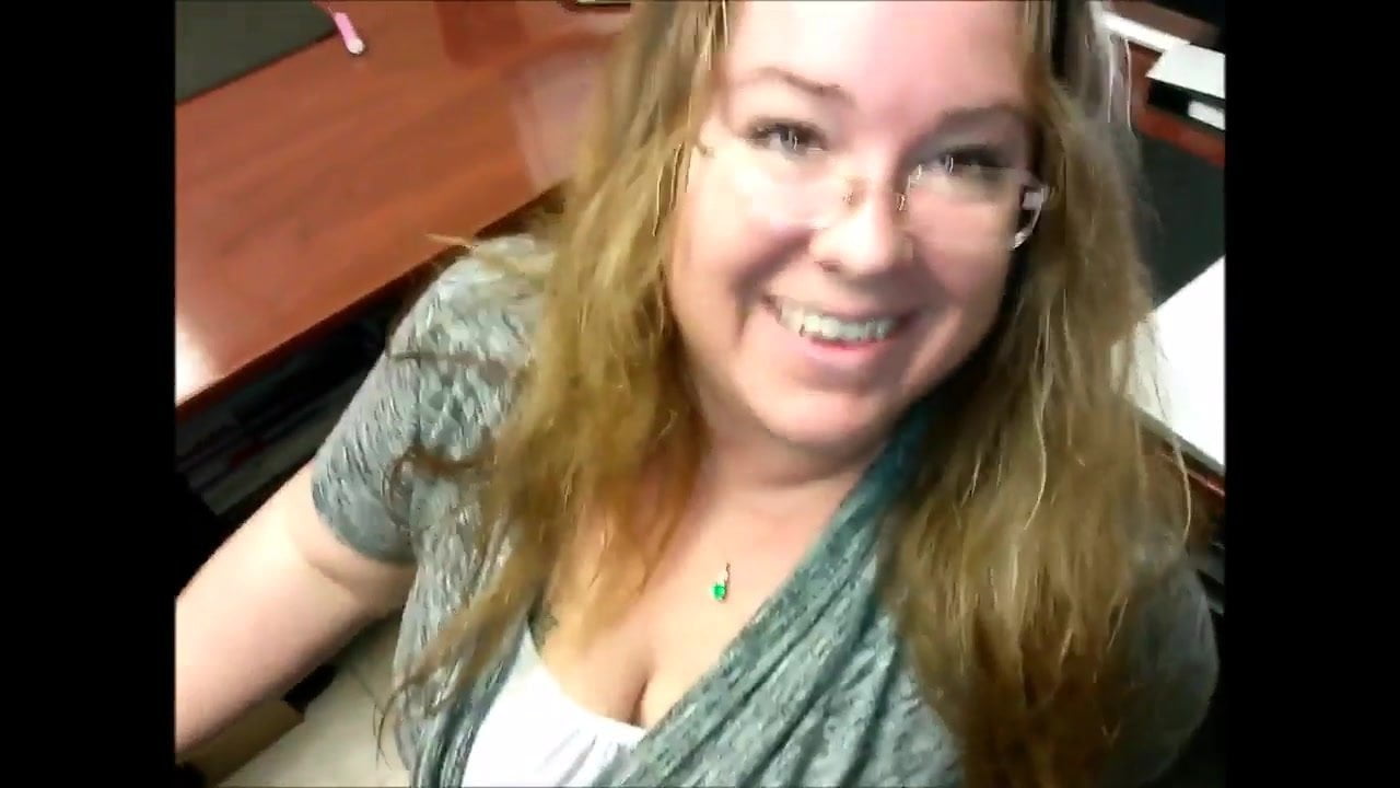 Босс ебет толстую секретаршу в рот в офисе 