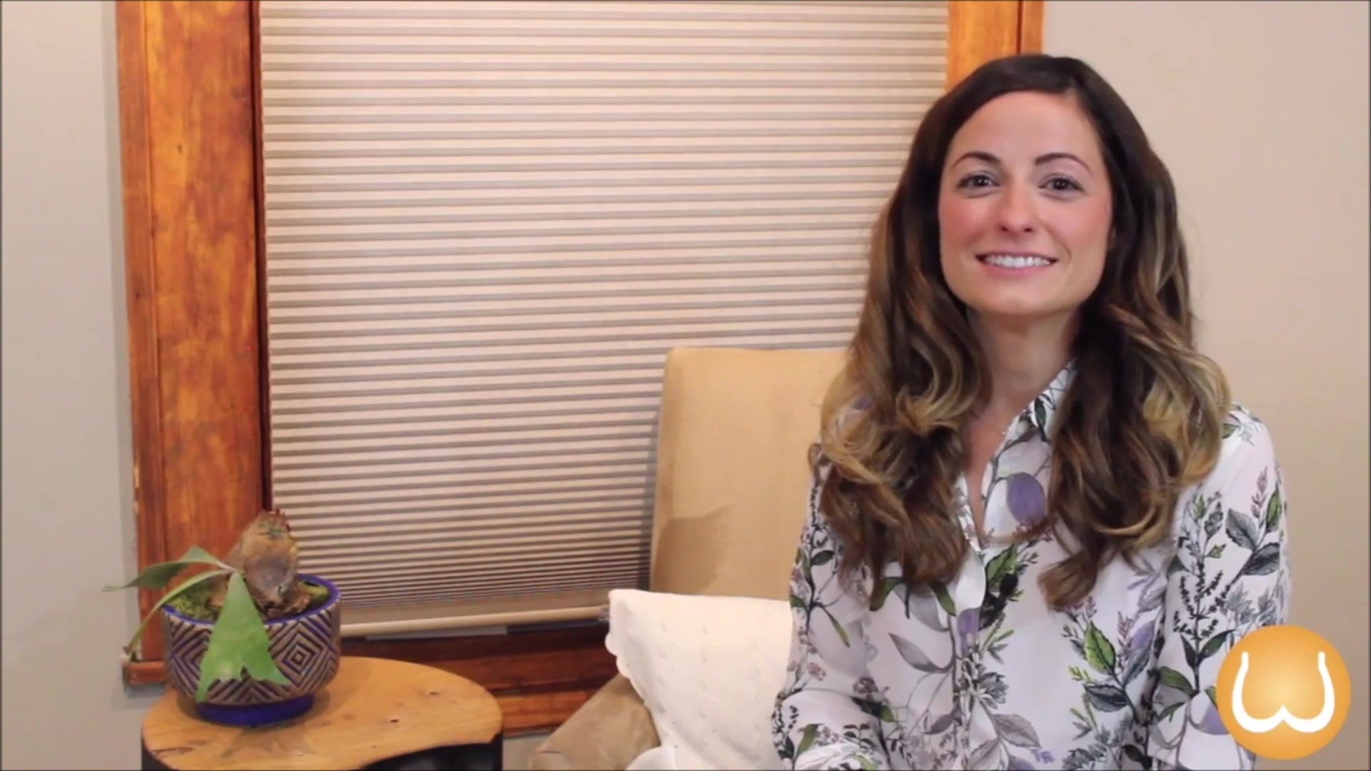 Девушка показывает как надо мастурбировать волосатую киску 