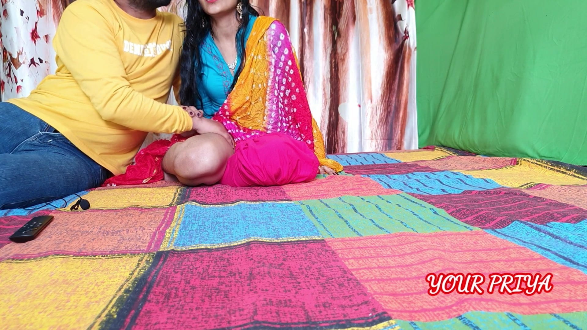 Цыганка мастурбирует себе волосатую пизду и трахается с парнем 