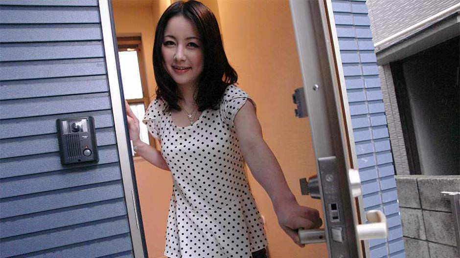 Азиатка моется с мужиком в душе и трется попкой об его член 