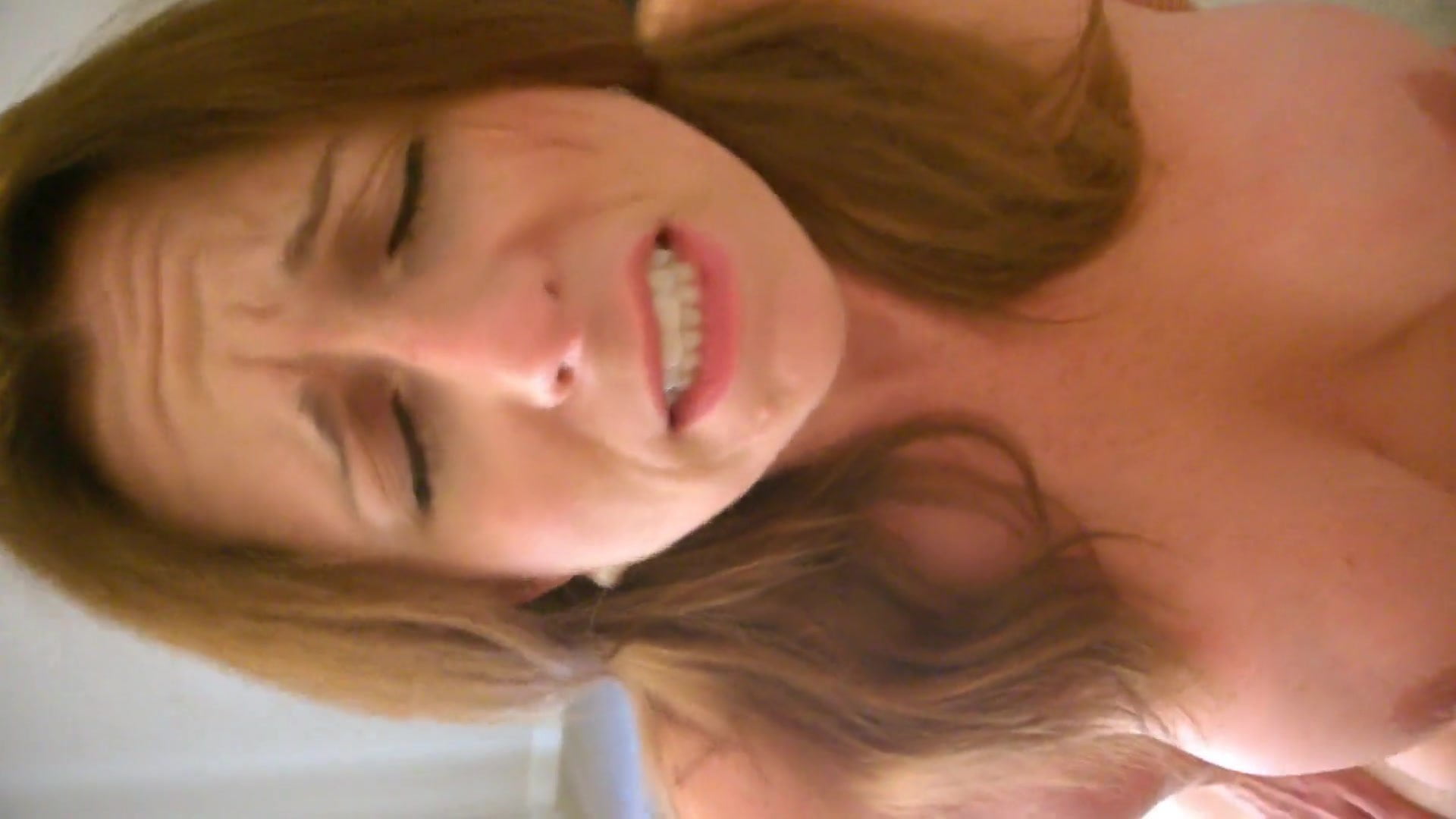 Милфа с большими сиськами ебется от первого лица 