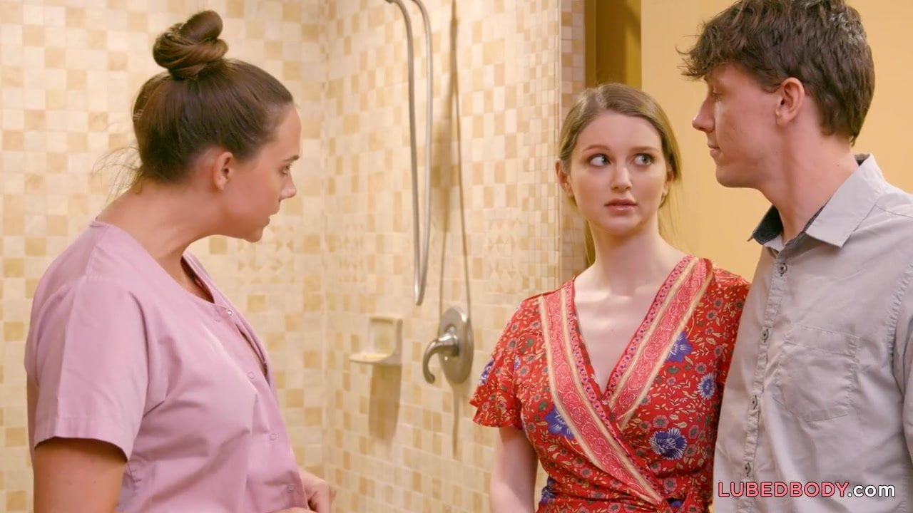 Дама предлагает паре секс после массажа