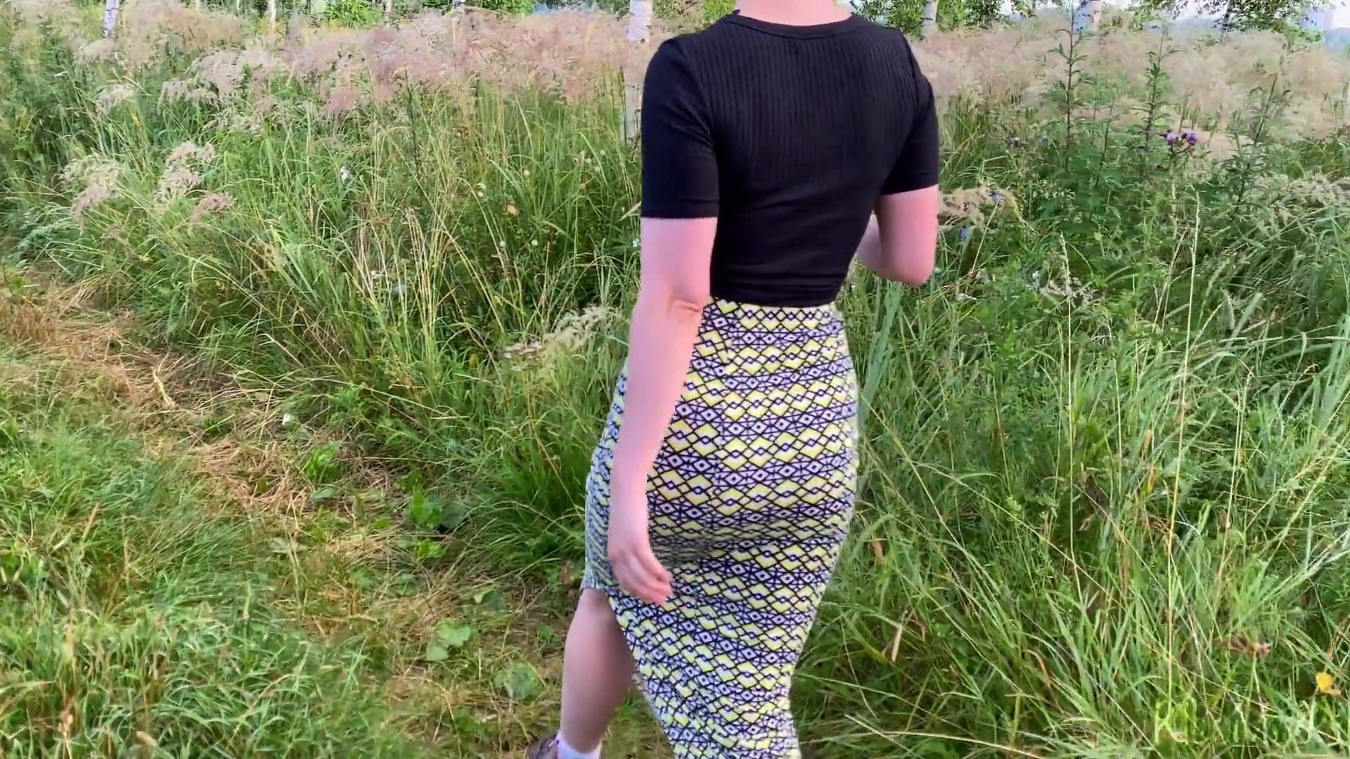 Пацан ебет девушку в длинной юбке на улице