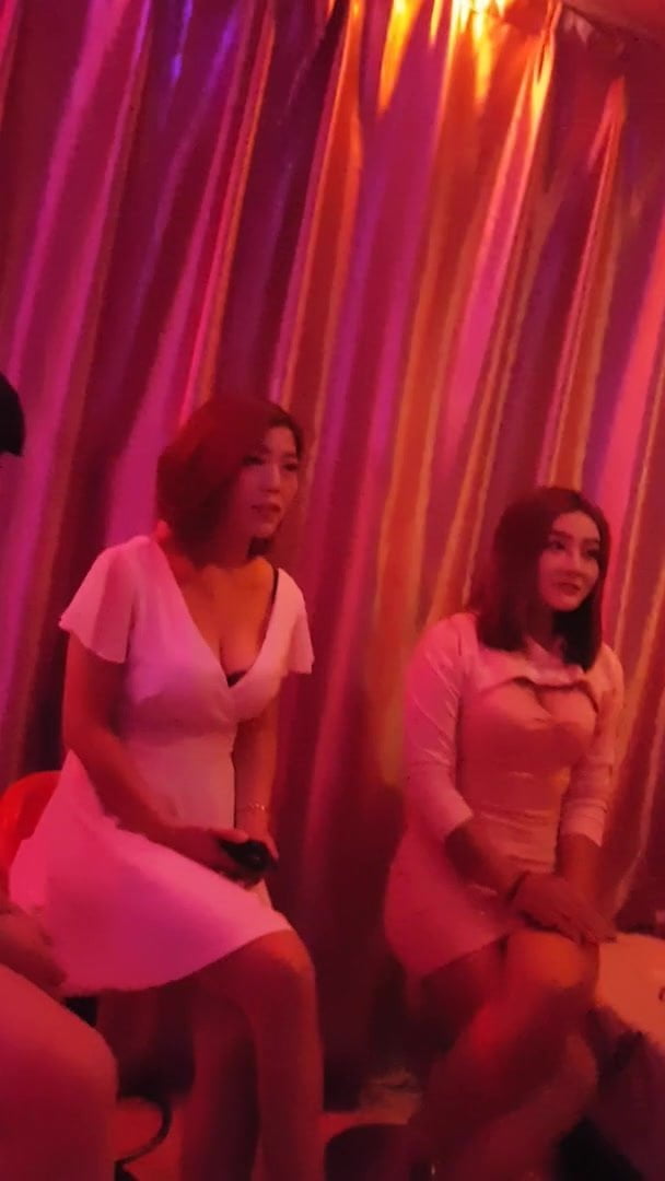 Чувак подцепил китайскую телку, которая подрочила ему пенис 