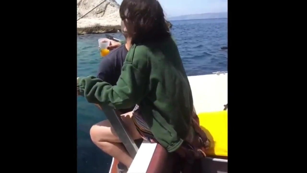 Мужик трахает женщину за то, что прокатил ее на лодке