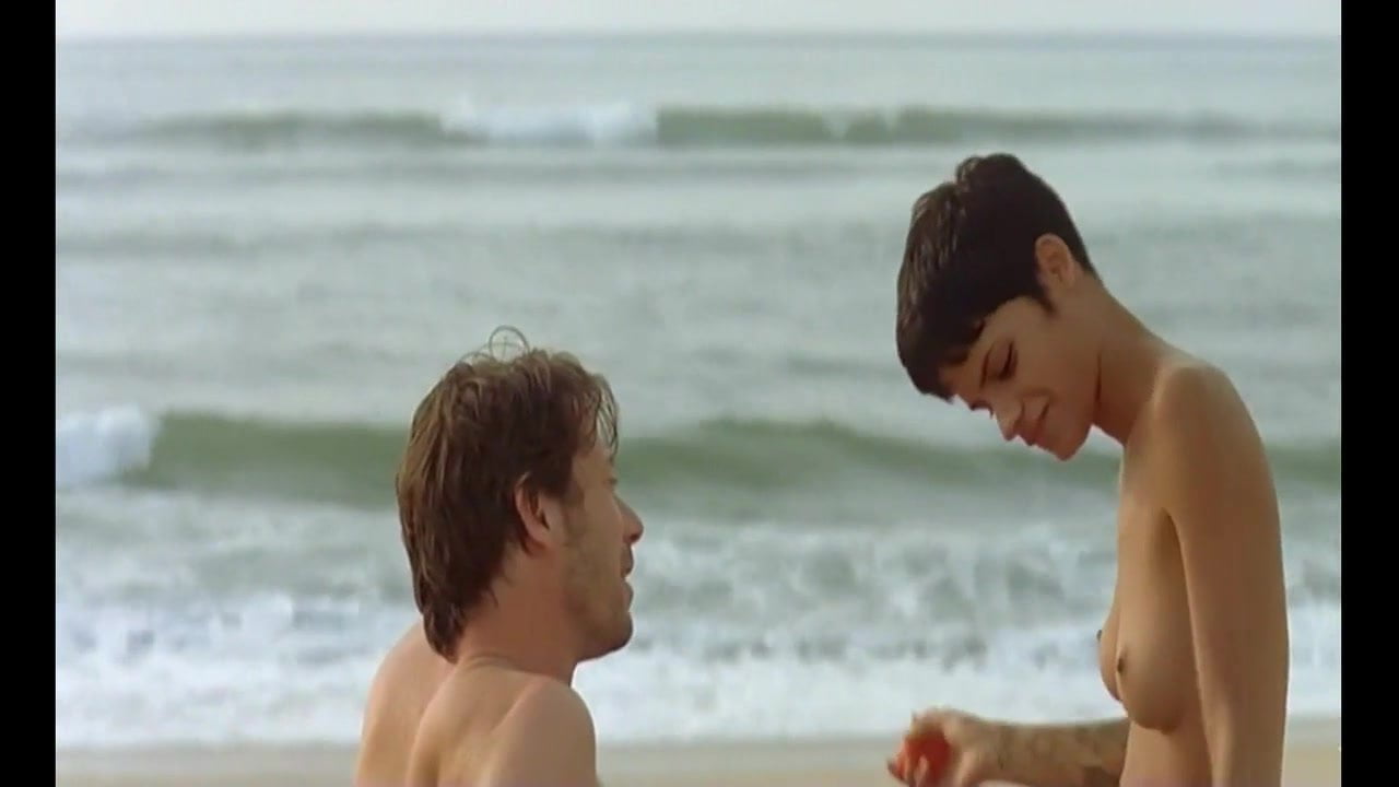 Девушка знакомится на пляже с мужчиной и ходит за ним голая