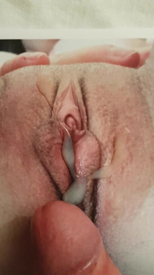 Парень кончил на фото бритой киски на камеру 