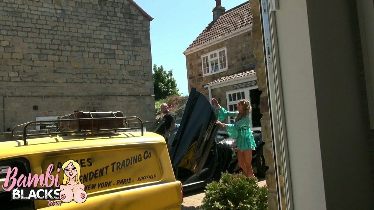 Мужик выебал шлюху в своей машине 