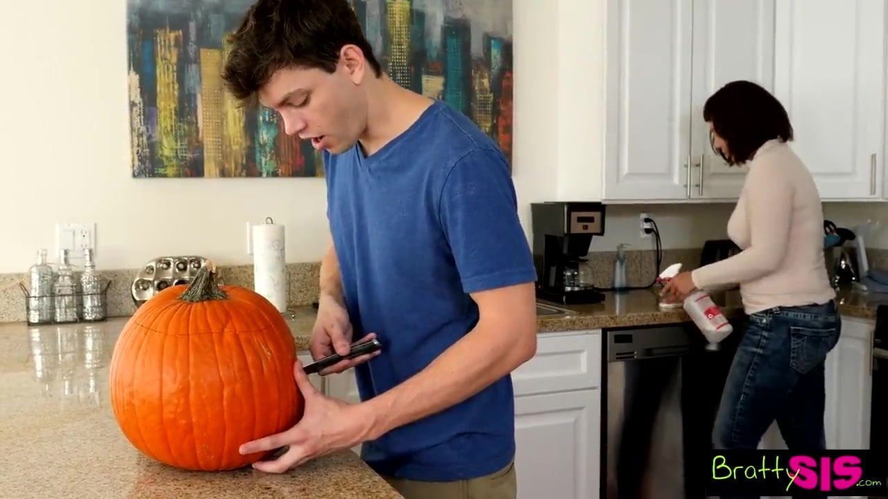 Сводные брат и сестра трахаются, пока мамка убирается в доме 