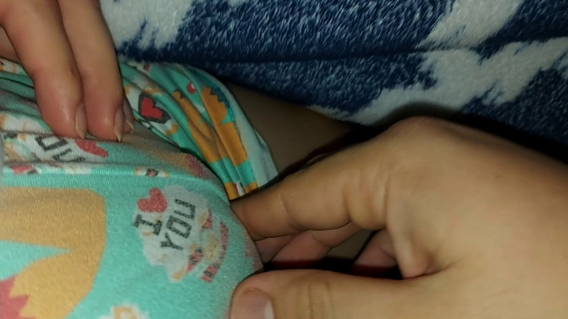 Парень показал волосатую киску спящей сводной сестры 