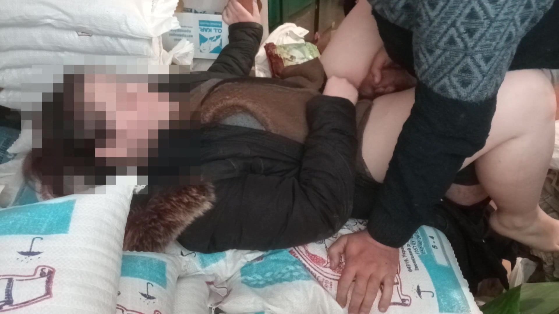 Молодуха ебется со зрелым и толстым мужиком после прогулки 