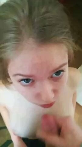 Малышка с грустными глазами сосет член стоя на коленях