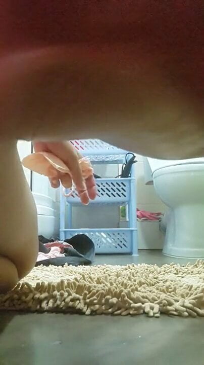 Девка в туалете стоит раком и показывает свою сочную пизду на камеру