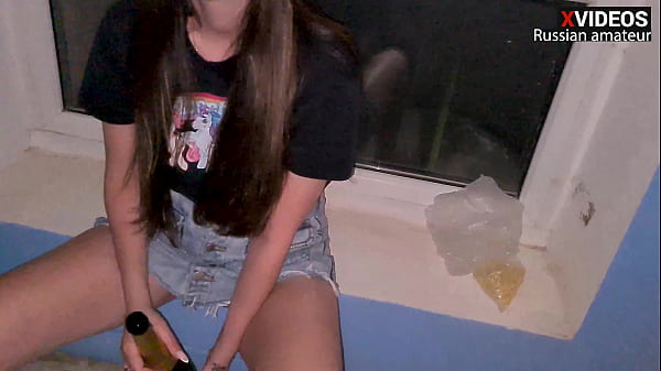 Русская телка сосет в подъезде член после шампанского