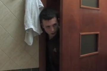 Племянник пробрался в ванну к голой тете