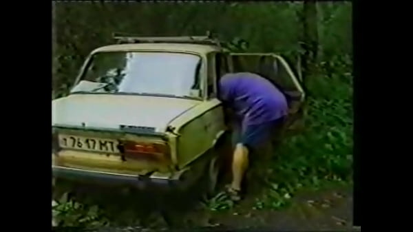 В старых "Жигулях" мужик трахает свою жену. Дело было при СССР.