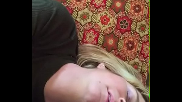 Два мужика надавали женщине в рот и сняли это на телефон