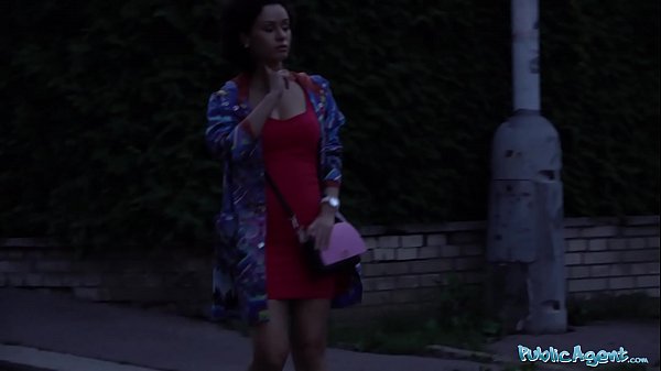 Она искала съёмное жилье, но за это пришлось потрахаться с пацаном на улице